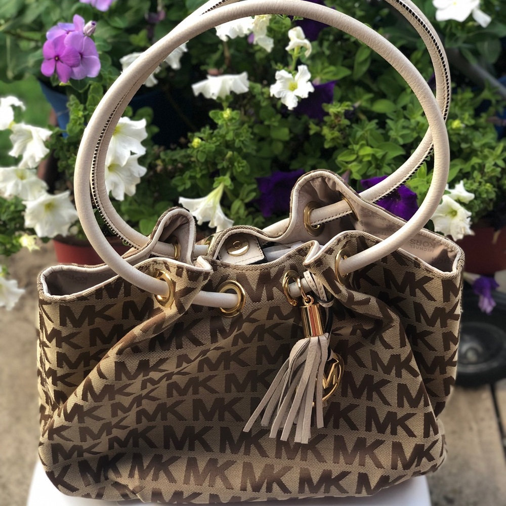 Michael Kors medium sized purse, like new